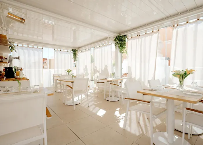 Emblemático F24-only Adults Hotel